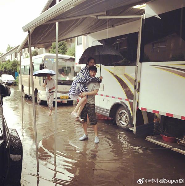 Là chị em nhưng Hoắc Tư Yến - Lý Tiểu Lộ đối xử với chồng trẻ hoàn toàn trái ngược