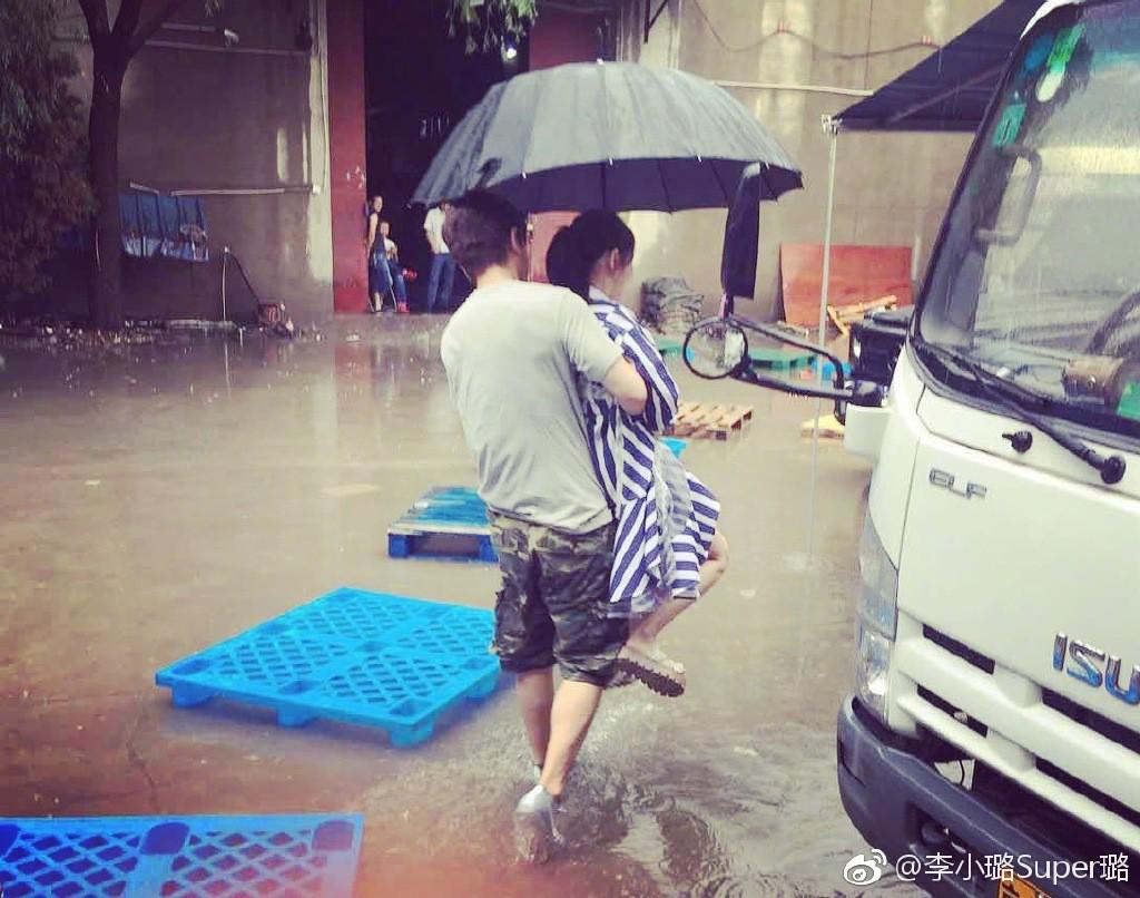 Là chị em nhưng Hoắc Tư Yến - Lý Tiểu Lộ đối xử với chồng trẻ hoàn toàn trái ngược