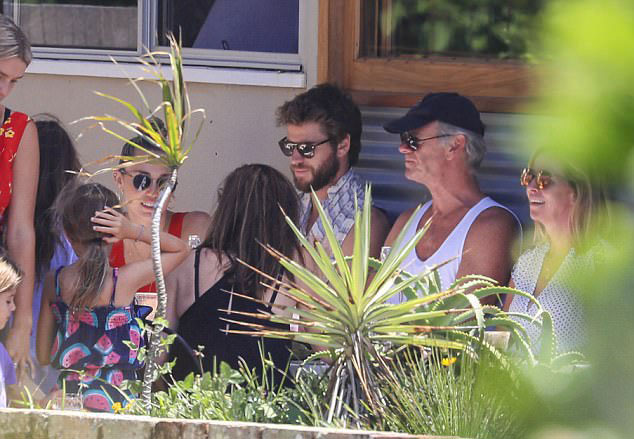 Chris Hemsworth hào hứng kể về cô em dâu tương lai Miley Cyrus