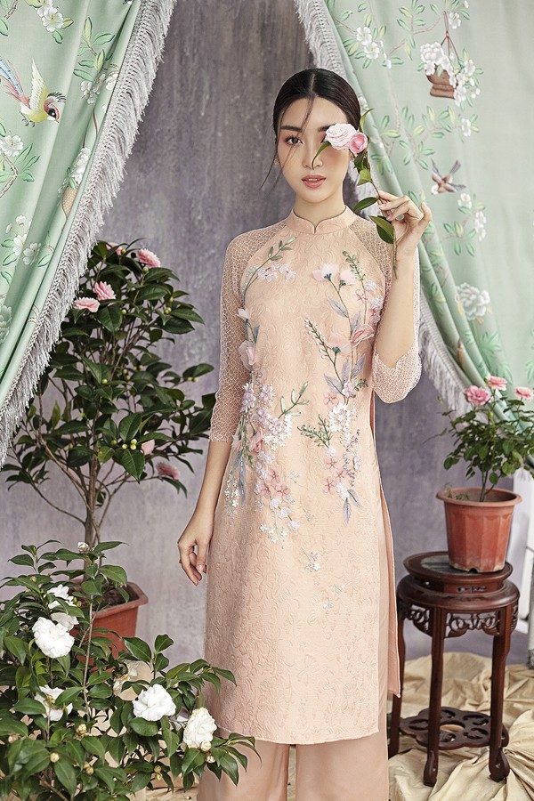 Đỗ Mỹ Linh gợi ý chọn áo dài cách tân mặc tết Đỗ Mỹ Linh gợi ý chọn áo dài cách tân mặc tết