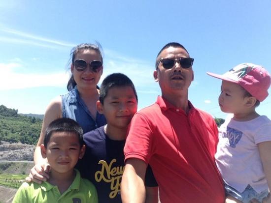 Cuộc sống đáng mơ ước với vợ đẹp, con ngoan của chàng diễn viên thấp bé Bình Trọng