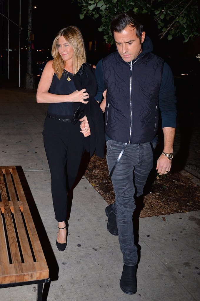 10 bộ đồ ton-sur-ton của vợ chồng Jennifer Aniston