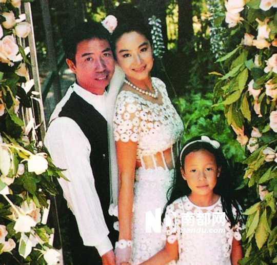 Đời cay đắng của mỹ nhân Đông Phương Bất Bại: Mẹ ruột, bạn thân tự sát, 20 năm yêu người có vợ