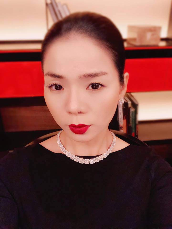 Học tập mẹ bỉm sữa Lệ Quyên cách chọn màu son giúp sáng bừng khuôn mặt!