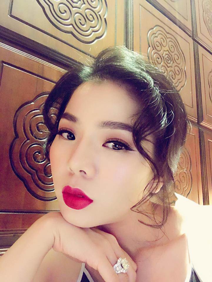 Học tập mẹ bỉm sữa Lệ Quyên cách chọn màu son giúp sáng bừng khuôn mặt!