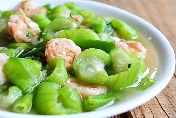 Vợ ăn bữa cơm mà nghẹn lời vì được chồng chiêu đãi món mướp luộc còn già hơn cả tuổi đời của mình