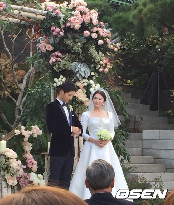 Chuyện đám cưới Song Song giờ mới kể: Vì phản ứng này của Song Hye Kyo, nữ ca sĩ thân thiết đã bật khóc Chuyện đám cưới Song Song giờ mới kể: Vì phản ứng này của Song Hye Kyo, nữ ca sĩ thân thiết đã bật khóc
