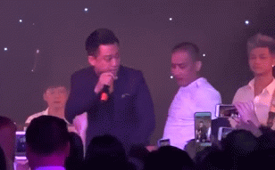 Tuấn Hưng nói gì khi bị khán giả lên tận sân khấu giật micro và bảo xuống đi?