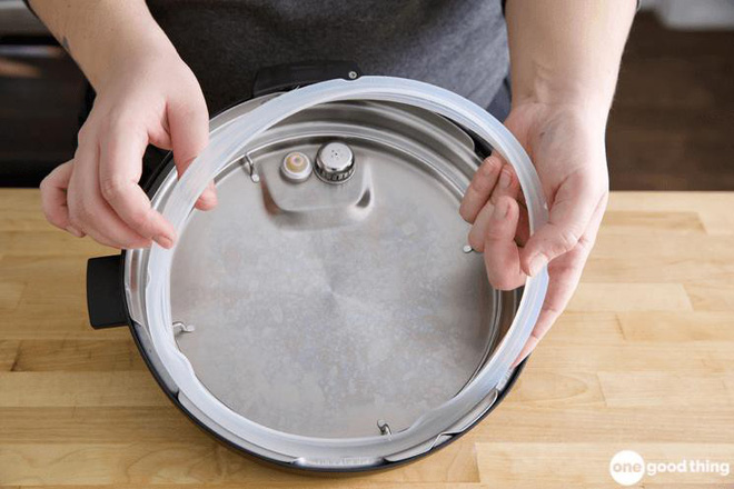 Mẹo làm sạch hiệu quả lại còn giúp kéo dài “tuổi thọ” của nồi áp suất điện Mẹo làm sạch hiệu quả lại còn giúp kéo dài “tuổi thọ” của nồi áp suất điện
