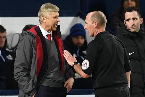 Wenger chửi trọng tài Premier League là nỗi ô nhục