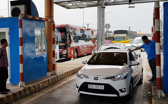 Cấm dừng xe quá 5 phút tại trạm thu phí có trái luật?
