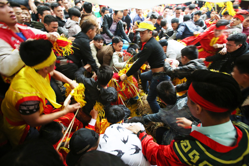 Hội Gióng và Chùa Hương bỏ lễ phát lộc