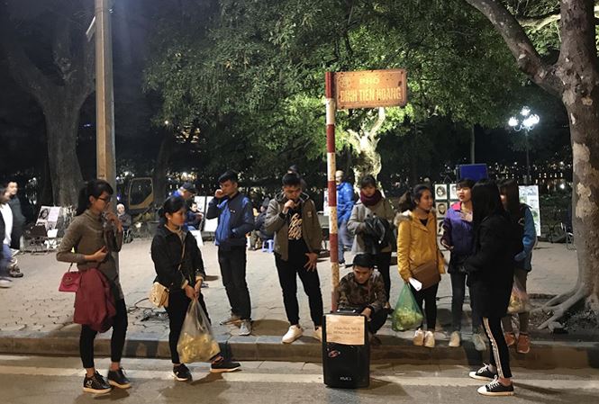 Karaoke dạo phản cảm ở bờ Hồ