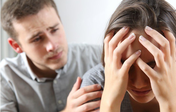 Nhìn thấy vợ hoặc chồng của bạn mình ngoại tình, có nên nói không?