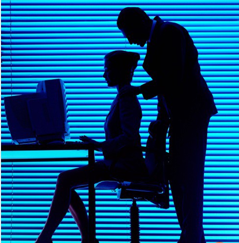 Nhìn thấy vợ hoặc chồng của bạn mình ngoại tình, có nên nói không?