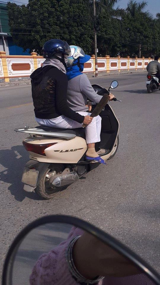 Hết chỗ tâm sự, 2 ninja đứng giữa đường nói chuyện mặc kệ người qua lại