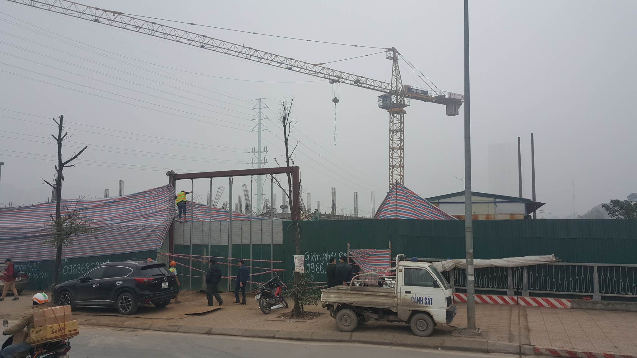 Hà Nội: Sập giàn giáo 3 người chết