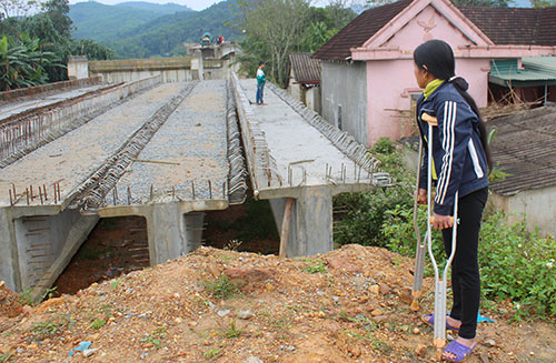 Kỷ luật cán bộ huyện nhắn tin gỡ rối cho nhà thầu
