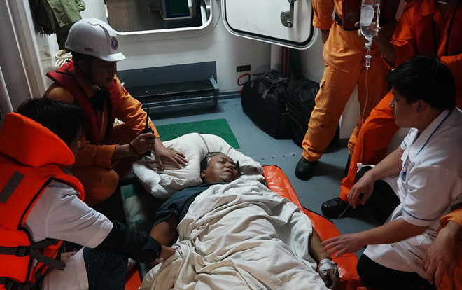 Cứu thuyền viên Philippines bị đột quỵ trên biển