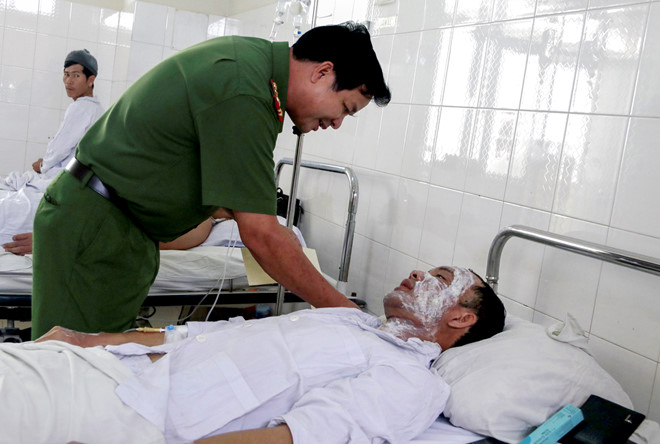 Khoảnh khắc cảnh sát cứu hỏa bị hất tung sau tiếng nổ ở nhà hàng