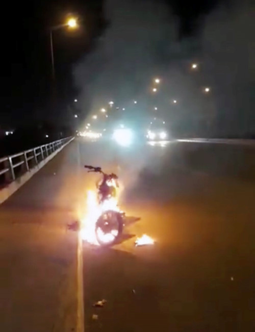 Đốt xe, nhảy cầu rồi hoảng hốt bám vào trụ cầu kêu cứu