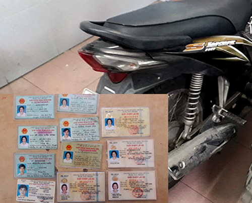 Đặc nhiệm khống chế người đàn bà có hàng loạt giấy chứng minh