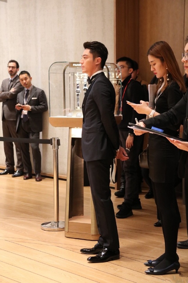 Ở nhà chăm con thay Lâm Tâm Như, Hoắc Kiến Hoa béo nứt cúc áo