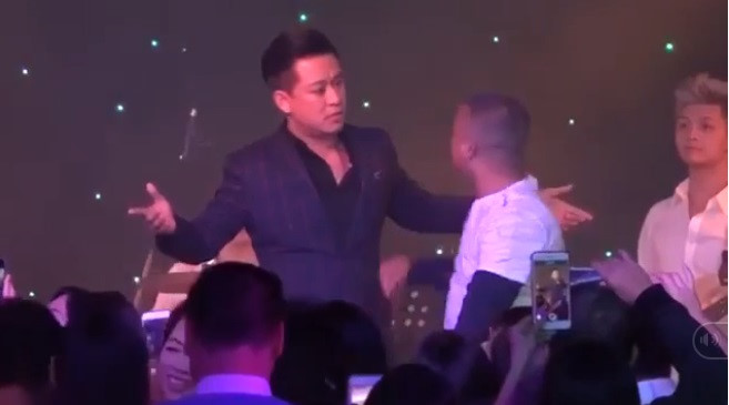 Tuấn Hưng hé lộ bị cấu nhéo, sàm sỡ là bình thường sau sự cố giật micro Tuấn Hưng hé lộ bị cấu nhéo, sàm sỡ là bình thường sau sự cố giật micro