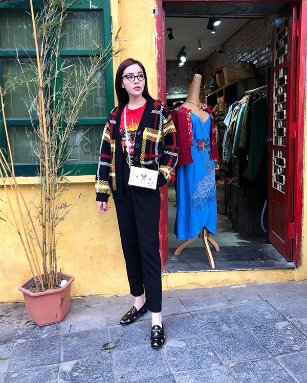 Người đẹp Việt sủng ái túi đeo chéo nhỏ xinh khi dạo phố