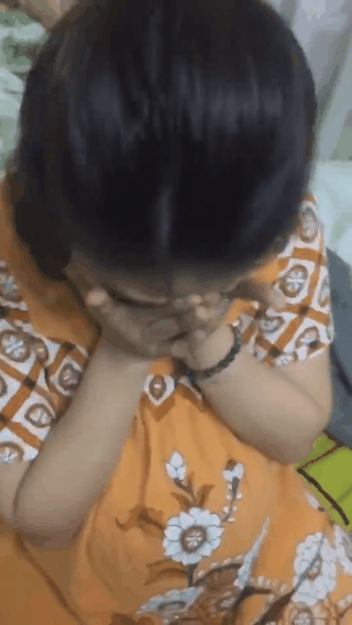 Clip cô vợ bầu vượt mặt thút thít, đòi theo chồng ra đường chơi quá dễ thương khiến chị em thích thú