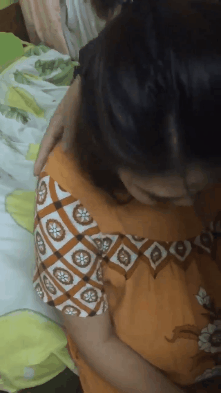 Clip cô vợ bầu vượt mặt thút thít, đòi theo chồng ra đường chơi quá dễ thương khiến chị em thích thú