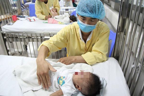 Hà Nội: Bệnh cúm mùa hoành hành, hàng trăm bệnh nhi phải nhập viện điều trị