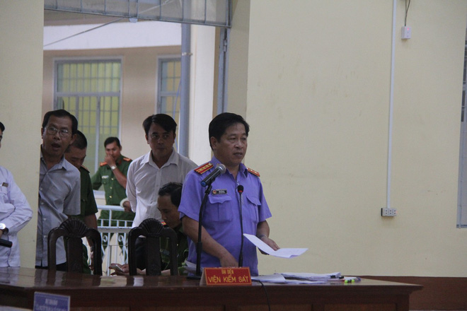 Sau 7 giờ xét xử, bị cáo nghi dâm ô khiến bé gái 13 tuổi tự tử vẫn quanh co chối tội