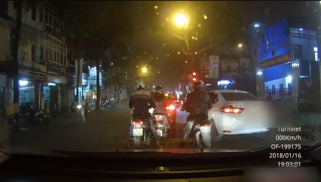 Hà Nội: Dừng đèn đỏ, người phụ nữ bị 2 thanh niên dàn cảnh giật phăng túi xách trong tích tắc