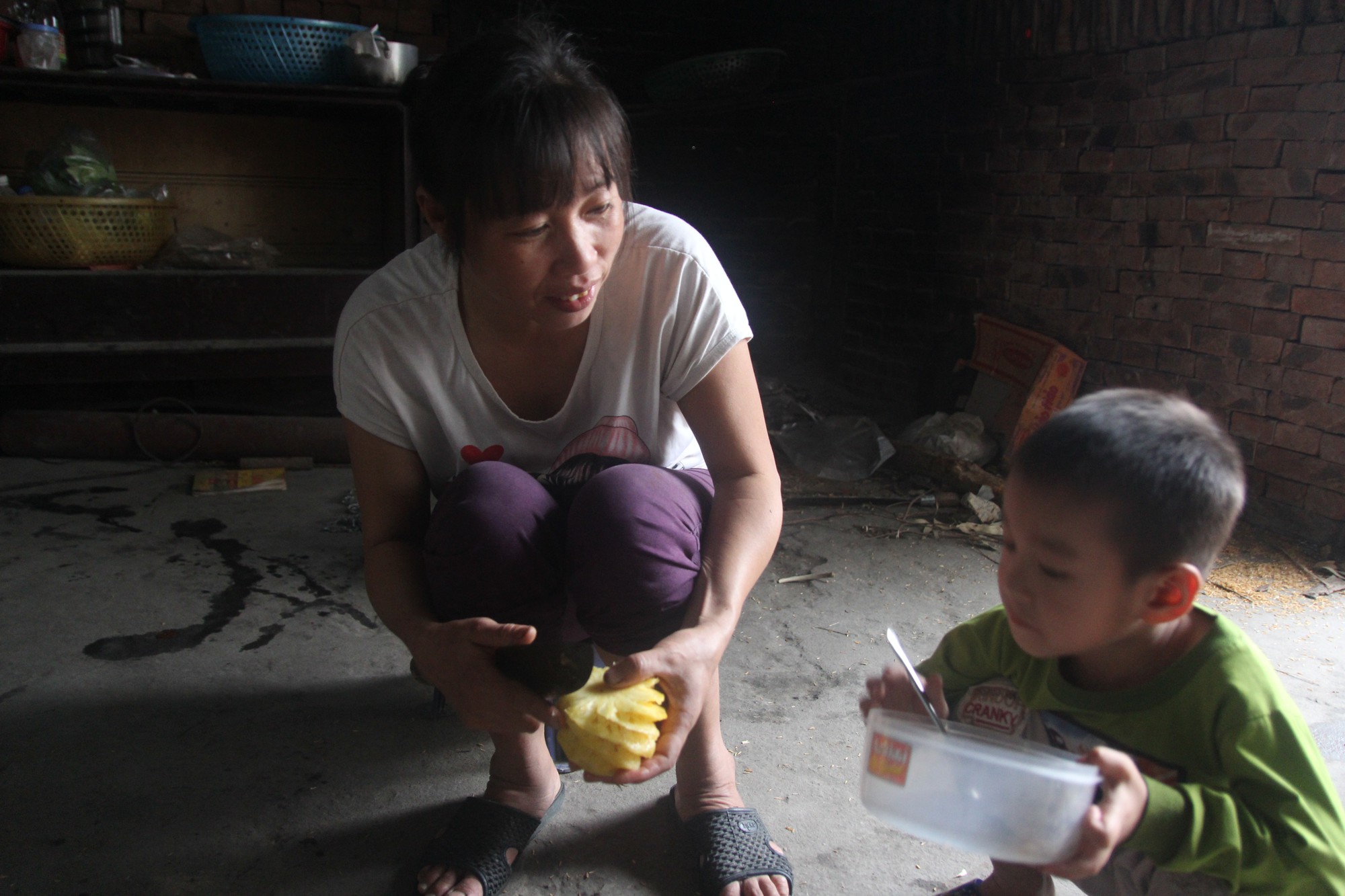 Bố bỏ đi, nam sinh lớp 12 phải nghỉ học để chăm mẹ tâm thần cùng anh trai chấn thương sọ não