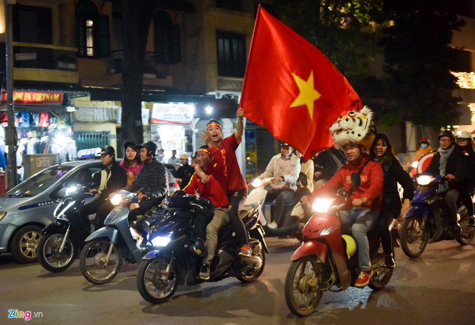 Người hâm mộ đổ ra hồ Gươm ăn mừng thành tích của U23 Việt Nam