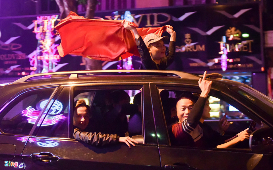 Người hâm mộ đổ ra hồ Gươm ăn mừng thành tích của U23 Việt Nam