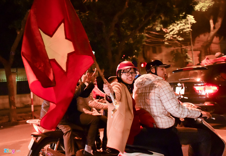 Người hâm mộ đổ ra hồ Gươm ăn mừng thành tích của U23 Việt Nam