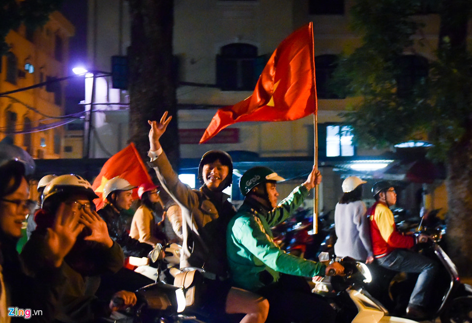 Người hâm mộ đổ ra hồ Gươm ăn mừng thành tích của U23 Việt Nam