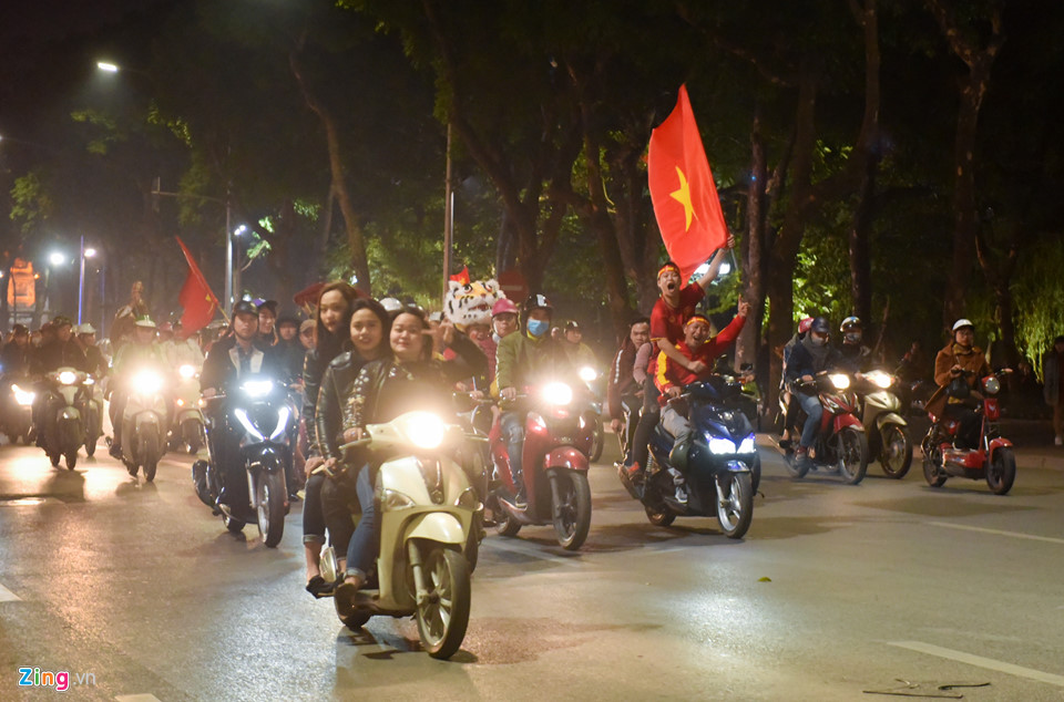 Người hâm mộ đổ ra hồ Gươm ăn mừng thành tích của U23 Việt Nam