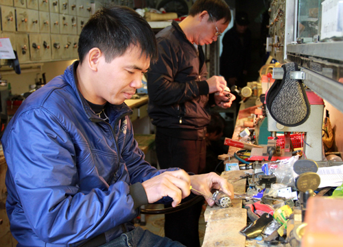 Trúng số bạc tỷ, anh thợ khóa vẫn dậy 5h sáng đi làm mỗi ngày