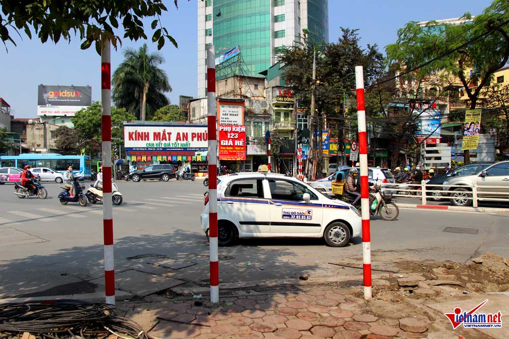Biển báo trên phố Hà Nội bỗng bốc hơi, trơ cọc