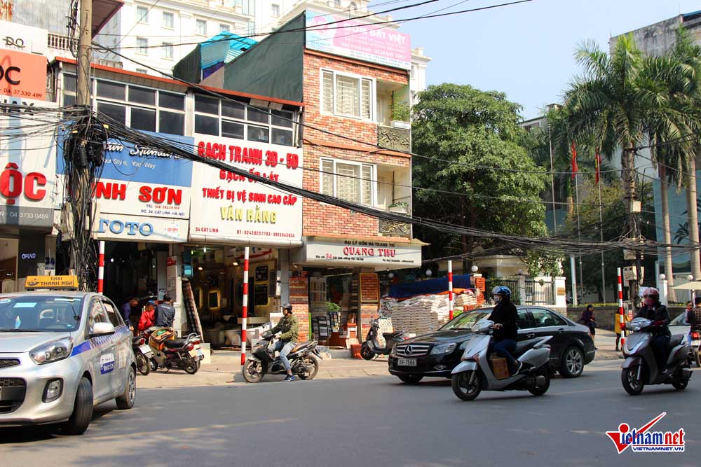 Biển báo trên phố Hà Nội bỗng bốc hơi, trơ cọc