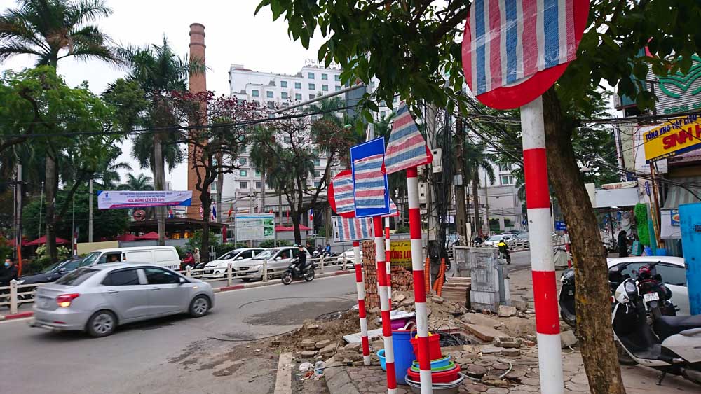 Biển báo trên phố Hà Nội bỗng bốc hơi, trơ cọc
