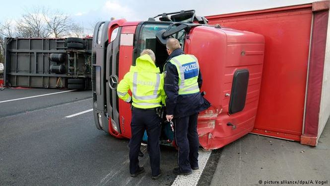 Người đi bộ bị gió thổi bay trong bão kinh hoàng ở châu Âu