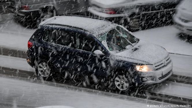 Người đi bộ bị gió thổi bay trong bão kinh hoàng ở châu Âu