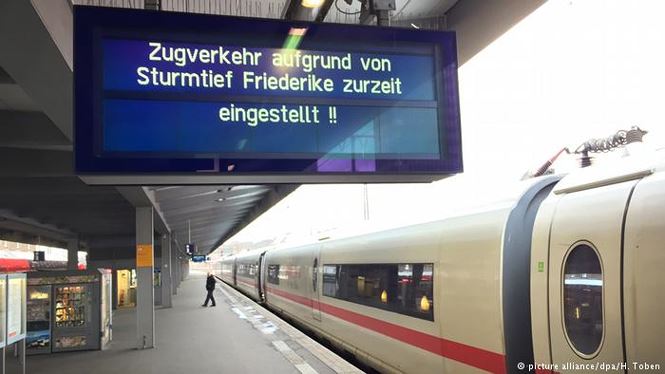 Người đi bộ bị gió thổi bay trong bão kinh hoàng ở châu Âu