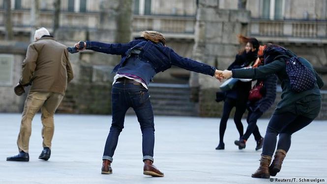 Người đi bộ bị gió thổi bay trong bão kinh hoàng ở châu Âu