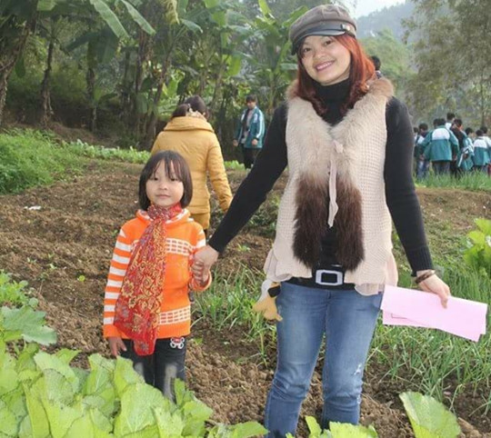 Cô gái Cao Bằng mua tặng cụ bà nghèo đôi dép trong ngày giá lạnh