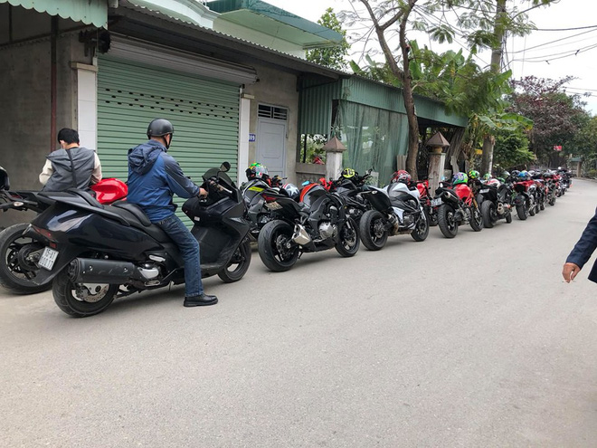 Đám hỏi đình đám tại Hải Phòng: 19 mâm quả, dàn xe sang và motor phân khối lớn hộ tống dài cả cây số Đám hỏi đình đám tại Hải Phòng: 19 mâm quả, dàn xe sang và motor phân khối lớn hộ tống dài cả cây số
